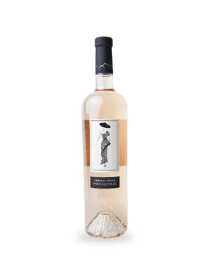 French Défilé Rosé — Flasche vor weißem Studio-Hintergrund