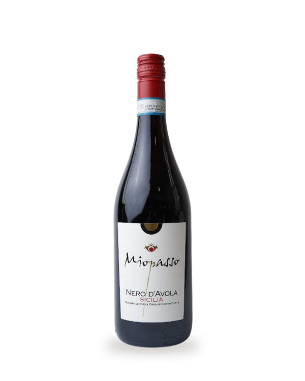 Miopasso Nero d’Avola Sicilia — Flasche vor weißem Studio-Hintergrund