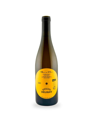 Riesling Delight — Flasche vor weißem Studio-Hintergrund