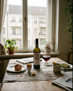 Vina'0° Merlot Alkoholfrei auf dem Tisch in einer Berliner Altbauwohnung