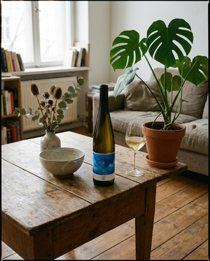 Schmitt Freiheit Weiß Naturwein auf dem Tisch in einer Berliner Altbauwohnung