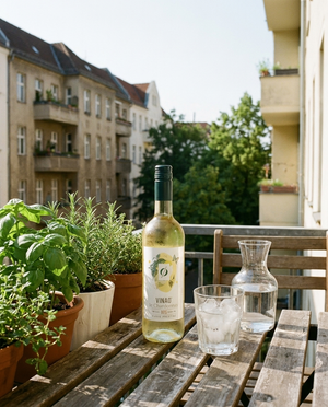 Vina'0° Chardonnay Alkoholfrei draußen im Berliner Kiez