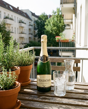 Vendôme Mademoiselle Crémant Classic Alkoholfrei draußen im Berliner Kiez