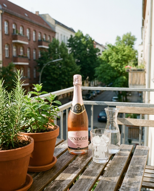 Vendôme Mademoiselle Rosé Crémant Alkoholfrei draußen im Berliner Kiez