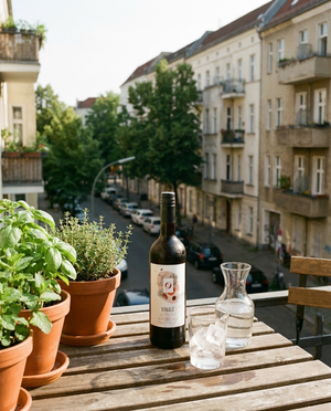 Vina'0° Merlot Alkoholfrei draußen im Berliner Kiez