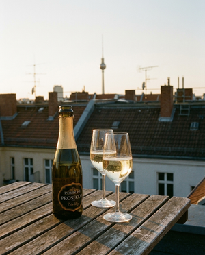 Polloni Prosecco Spumante Extra-Dry Piccolo draußen im Berliner Kiez
