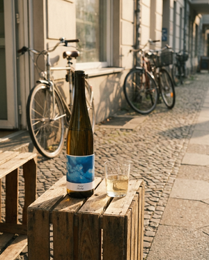 Schmitt Riesling Freiheit Naturwein draußen im Berliner Kiez